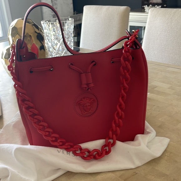 VERSACE
Grained Calfskin La Medusa Bucket
Bag Red
Bag - Picture 5 of 17